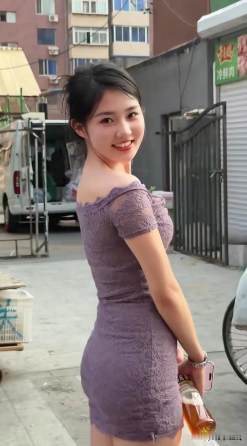 挑到黄瓜和香肠，美女这下开心了。小姐姐去买菜，出门的心情好极了，期待今天能够买