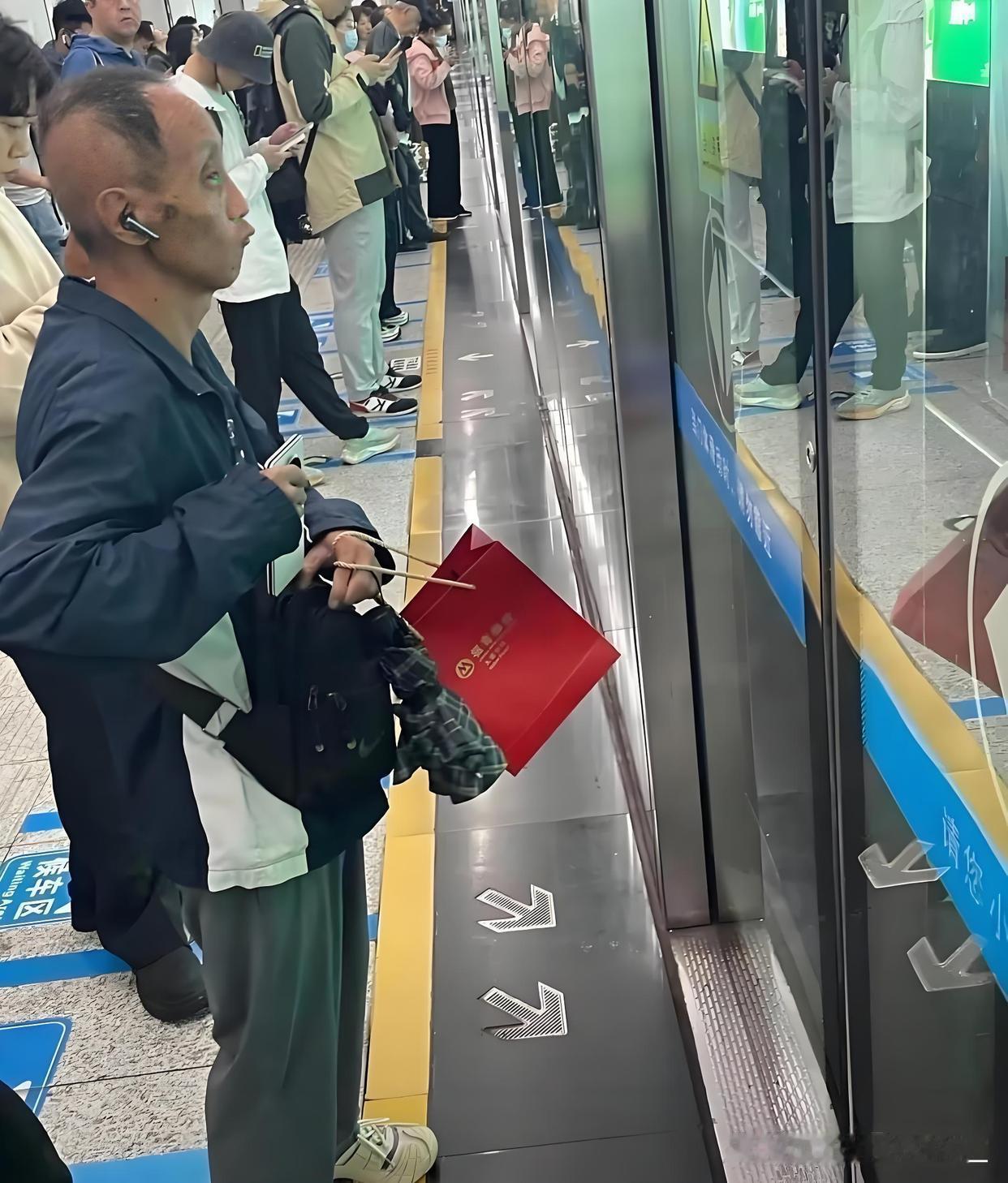 地铁里看到的，果然是人不可貌相！​​​