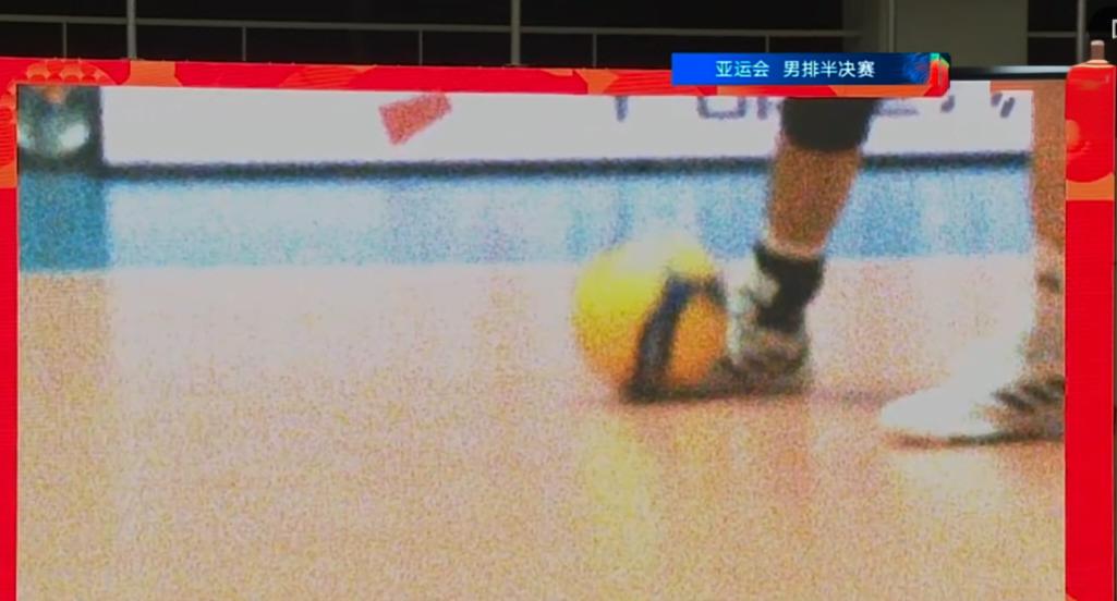 中国男排与日本男排的亚运会男排半决赛，前四局比赛双方旗鼓相当，各赢下两局，大比分