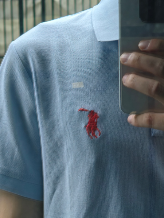想和暗恋的女孩子穿情侣装，只记得她的衣服上有个人骑马，我去商场看要2000一件。