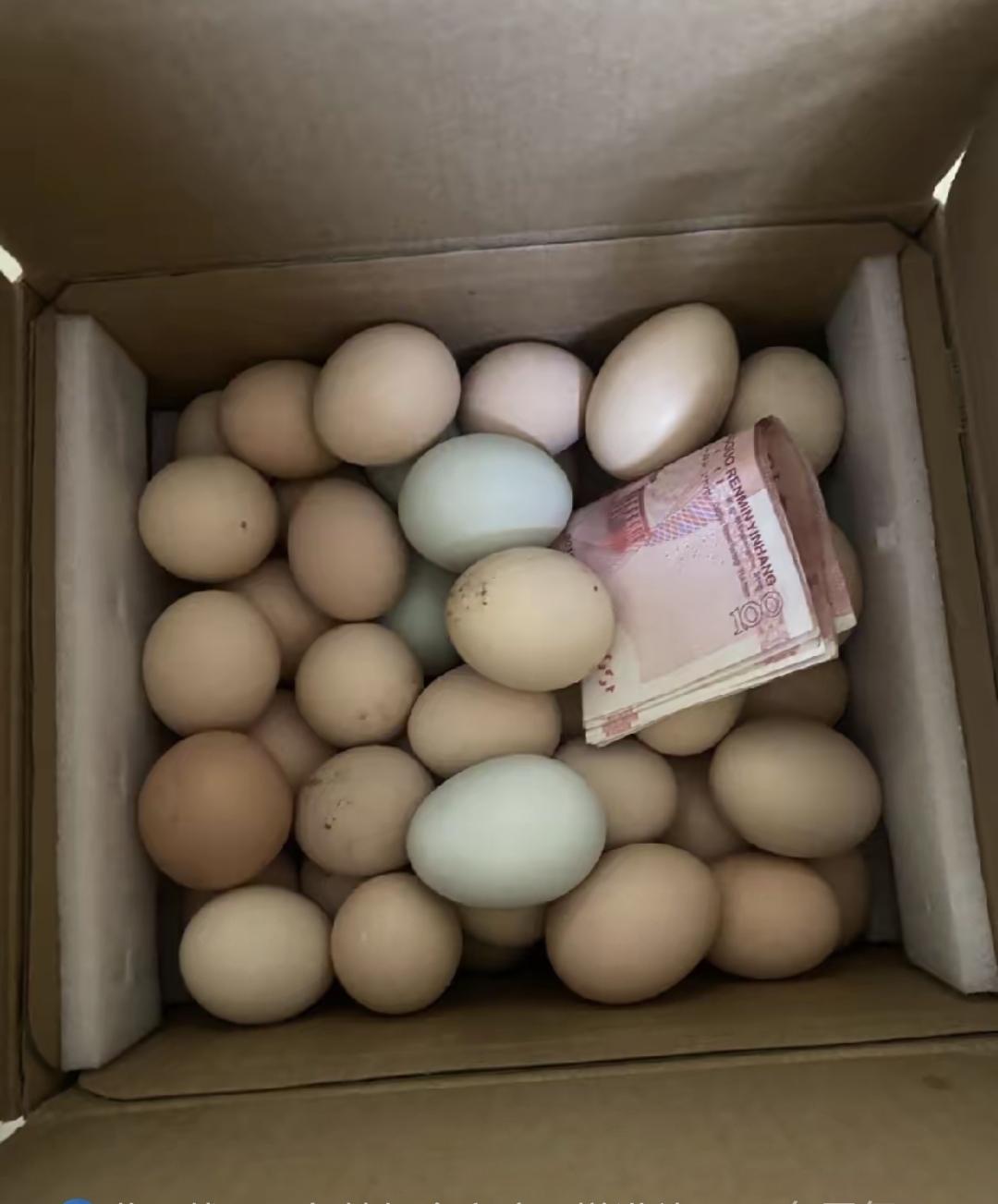 年前刚把借姨妈的5万块还清，她二话不说塞来一箱鸡蛋，封得严严实实。前两天收拾杂物