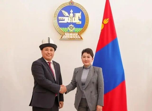 现在蒙古国人会不会后悔当年的独立？其实说白了，这蒙古国人不光不后悔，甚至还仇恨敌