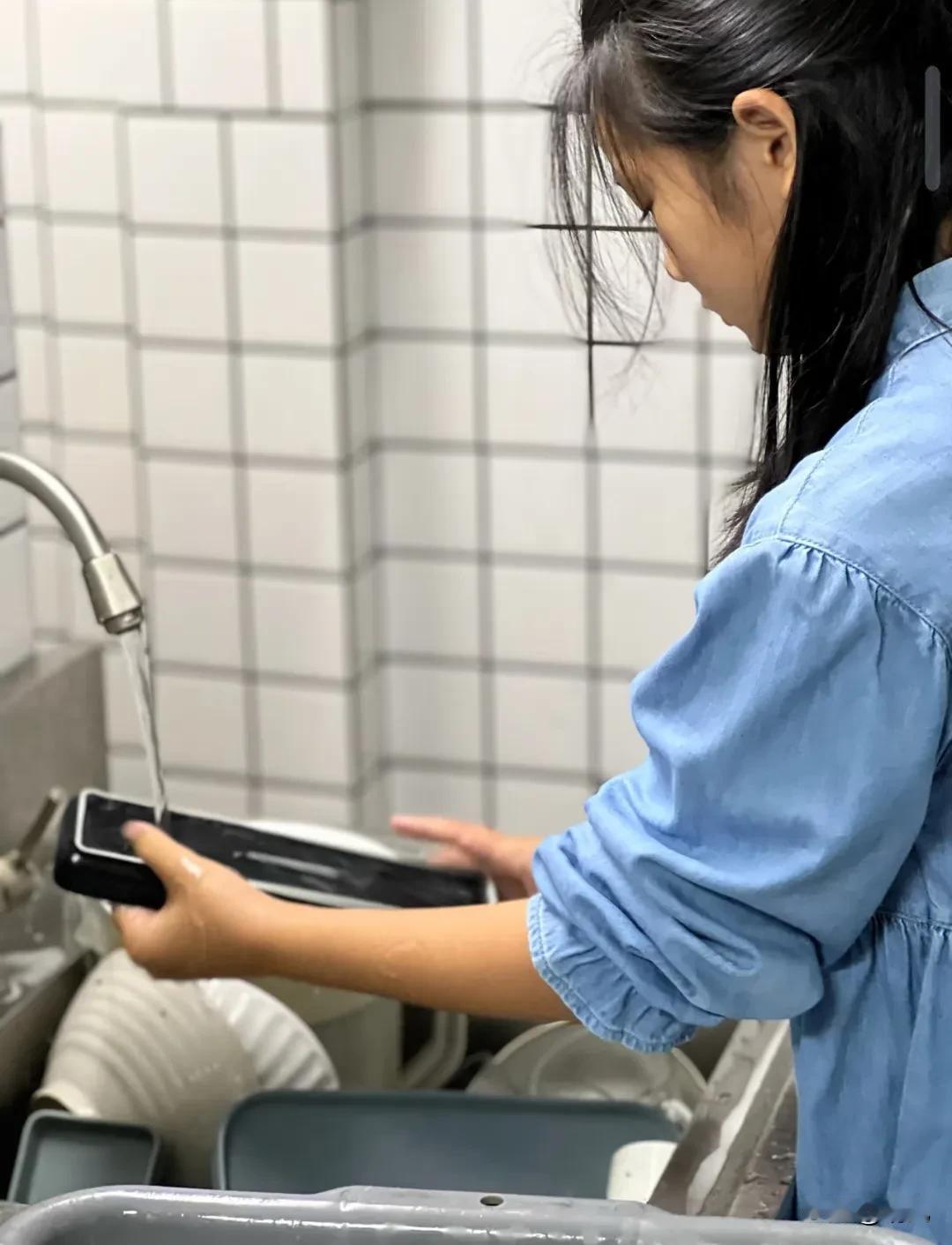 嘿，你瞧瞧这事儿有意思不！女儿洗碗一次五块，洗半年了。儿子眼馋，说他洗只要三块，