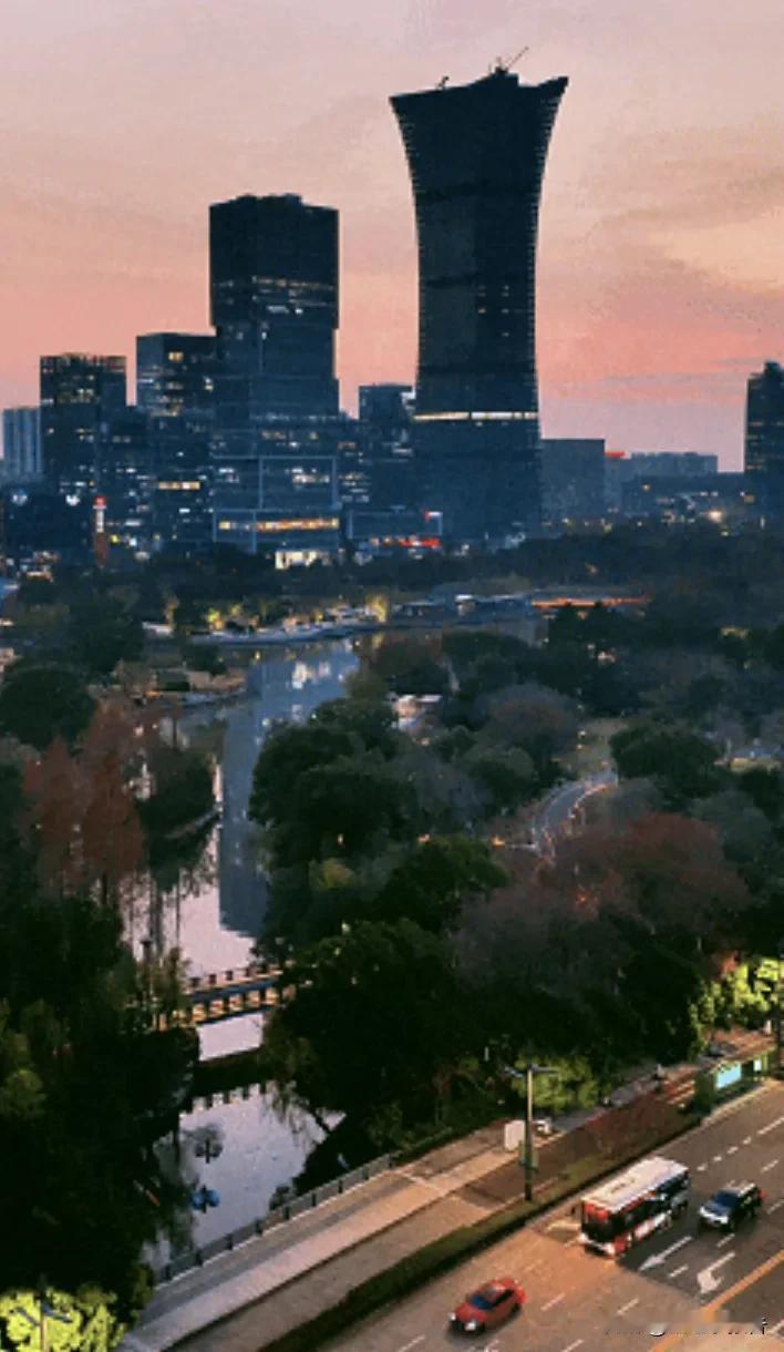 浙江宁波也有自己的“小蛮腰”了。广州“小蛮腰”广州塔以600米