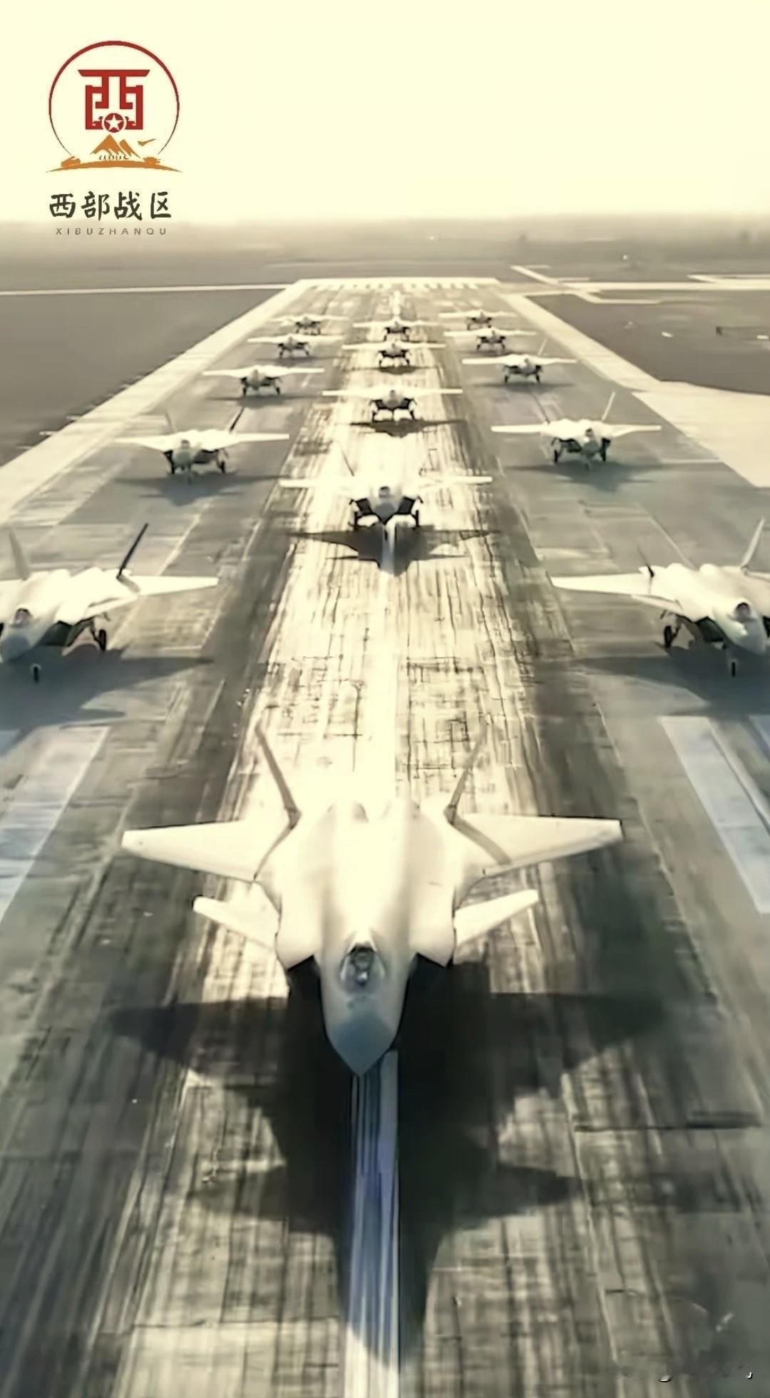 西战震撼发布，15架歼20“大象漫步”同框照，机场跑道都占满了？真的是很少见