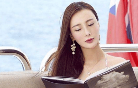 《一路向西》中的两大“绝色美人”, 一个成功逆袭, 另一个却变成路人