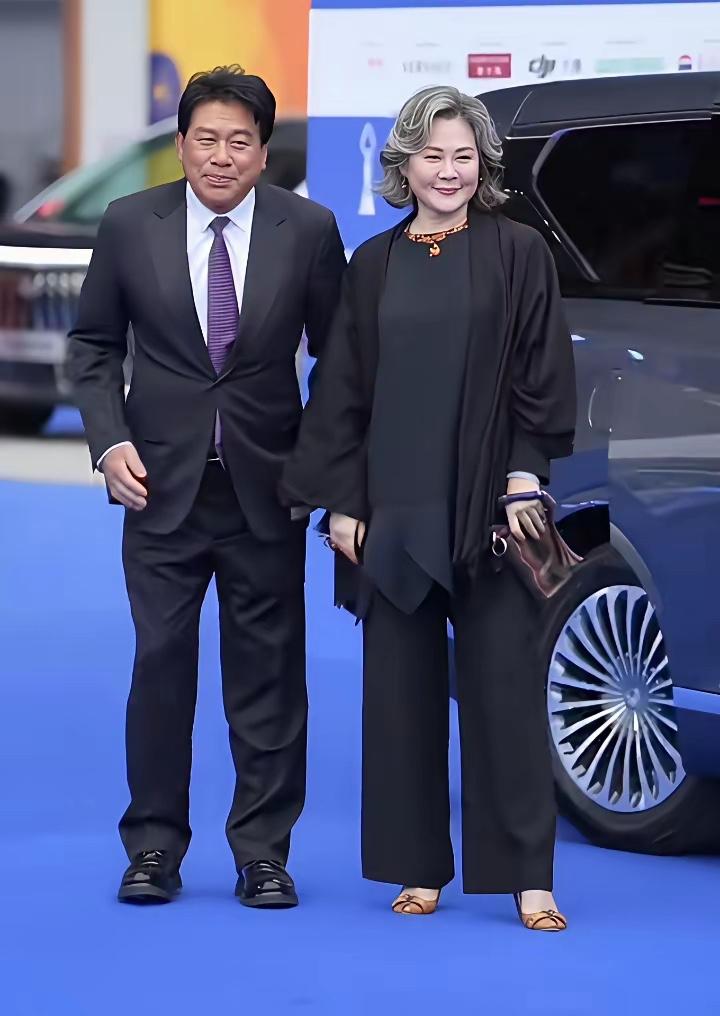 朱时茂出席活动画面看到朱时茂丛珊的合照，丛珊真是越老越有韵味了，特喜欢丛姗演的《