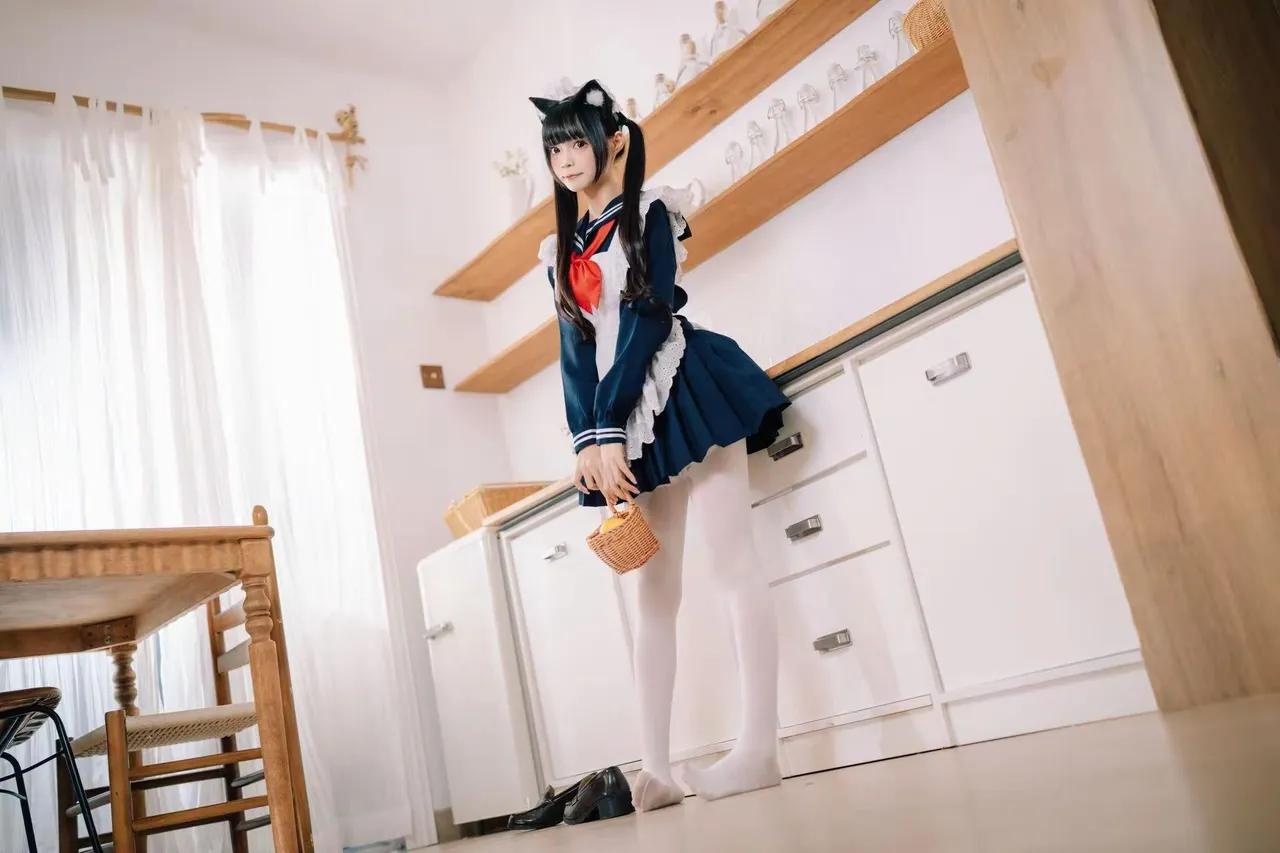 可爱猫耳少女在温馨厨房摆拍，日常穿搭超可爱！🐱👗🍴
