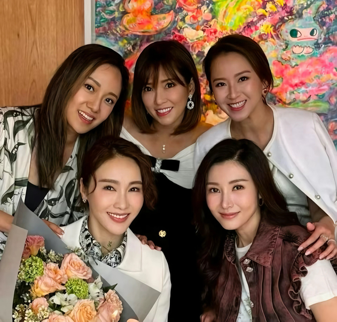 岁月不败富婆一张百亿级群像（脸长牙齿整齐额头宽阔无疤鼻梁挺而且都是笑眼