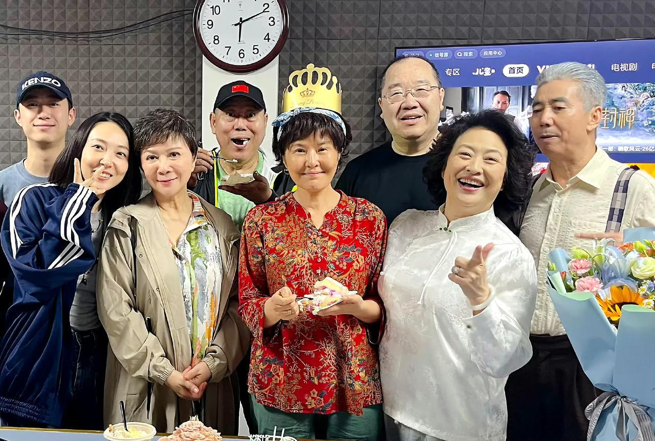 田岷早前过生日的照片，她一辈子没结婚、没生娃，晚年了却有这么多大咖朋友陪她一起过