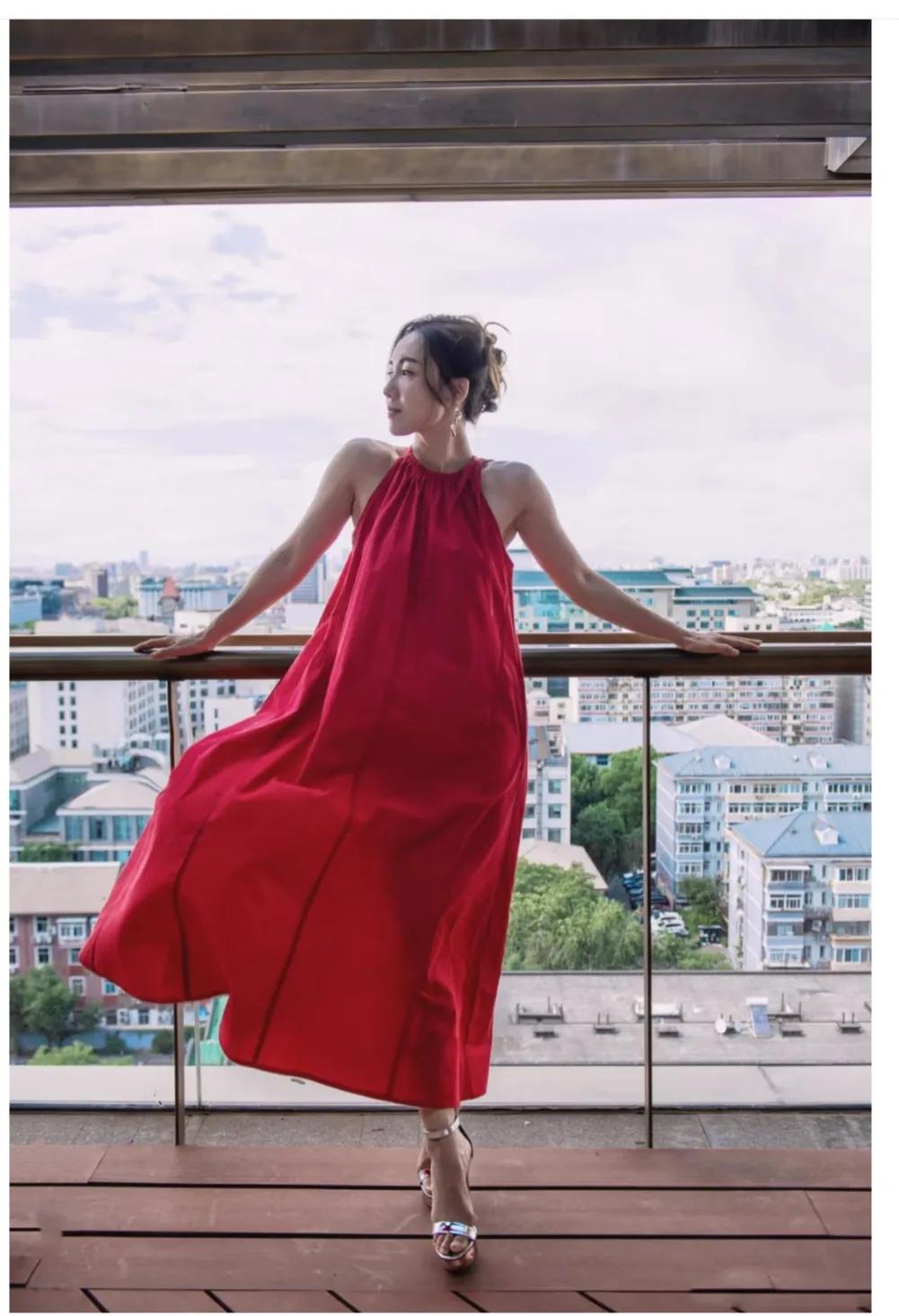 李施嬅，这红裙子美爆了，就是这脚丫子外翻严重有点不协调。