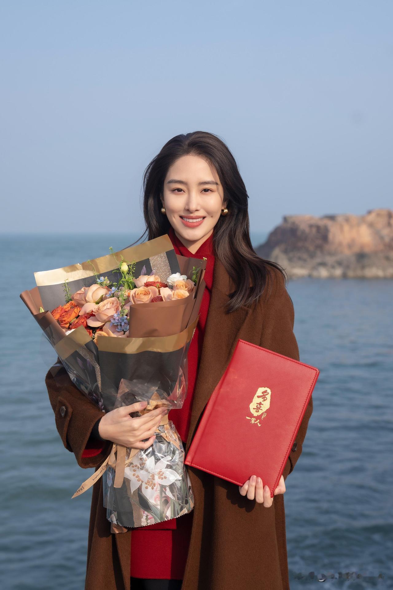 2月7日，演员杨采钰更新拍戏动态，并配文“青岛，下次见”。杨采钰晒出新戏《多