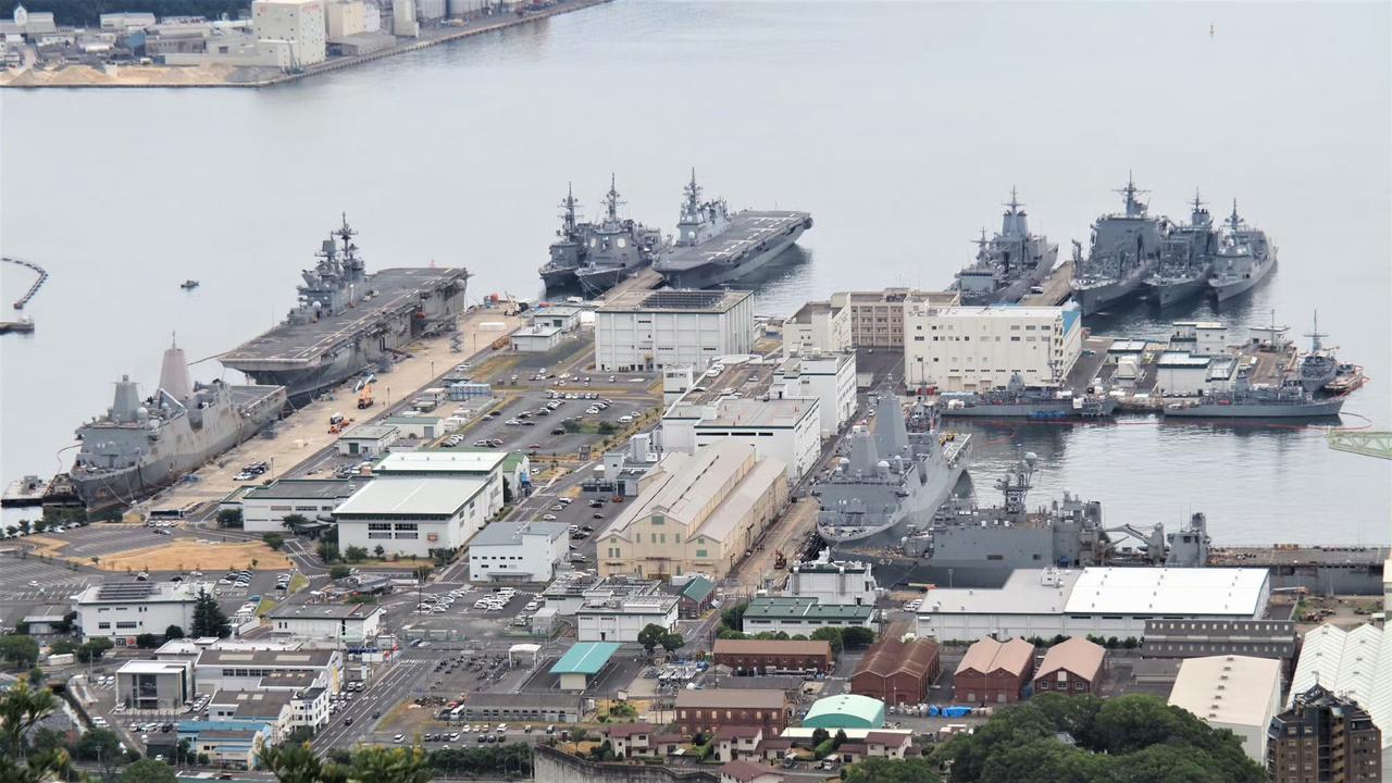 由于一些长期部署在中东地区的美国海军舰艇返回日本休整，日本的佐世保基地码头被停放