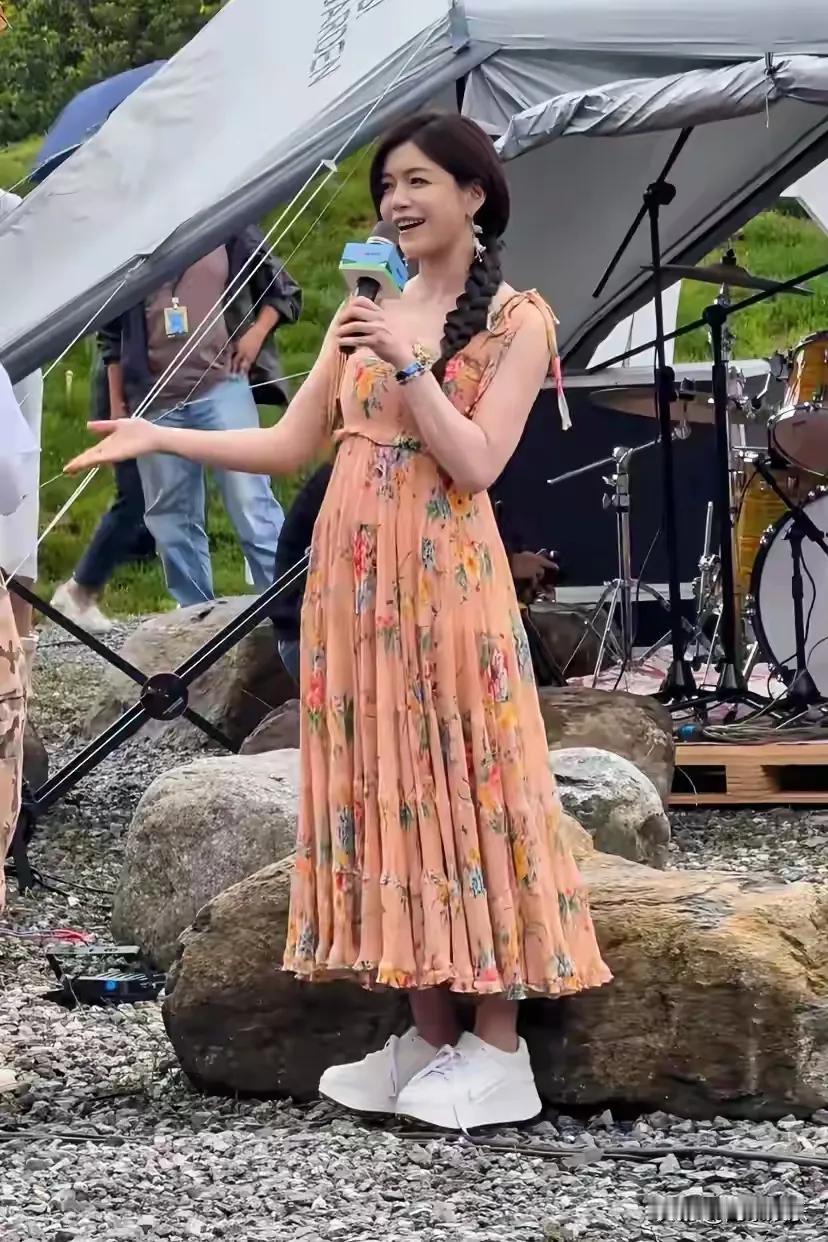 陈希妍在日常生活中应该是漂亮有气质的，但她的五官貌似不上镜哦，精致的五官更适合镜