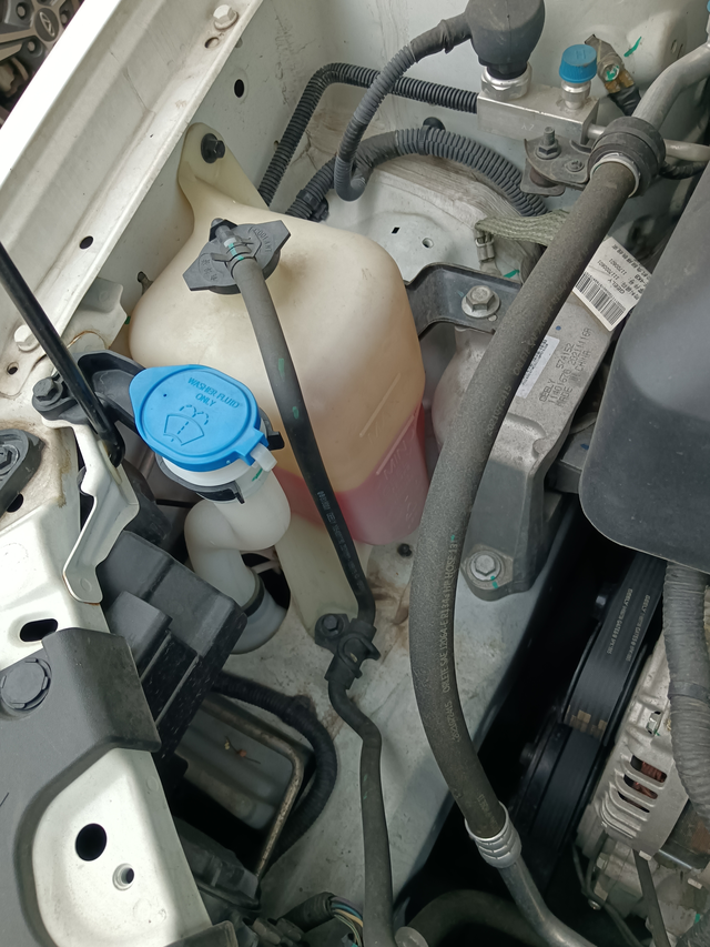 21款帝豪防冻液液到最低刻度线了，准备加点，这个盖子怎么打开，有根管子