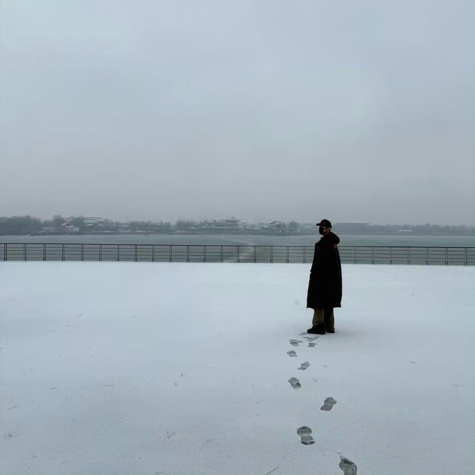 肖战雪中自拍肖战在北方的南方人看到雪了南方人的玩雪时间到！堆雪人、拍帅照，连涂