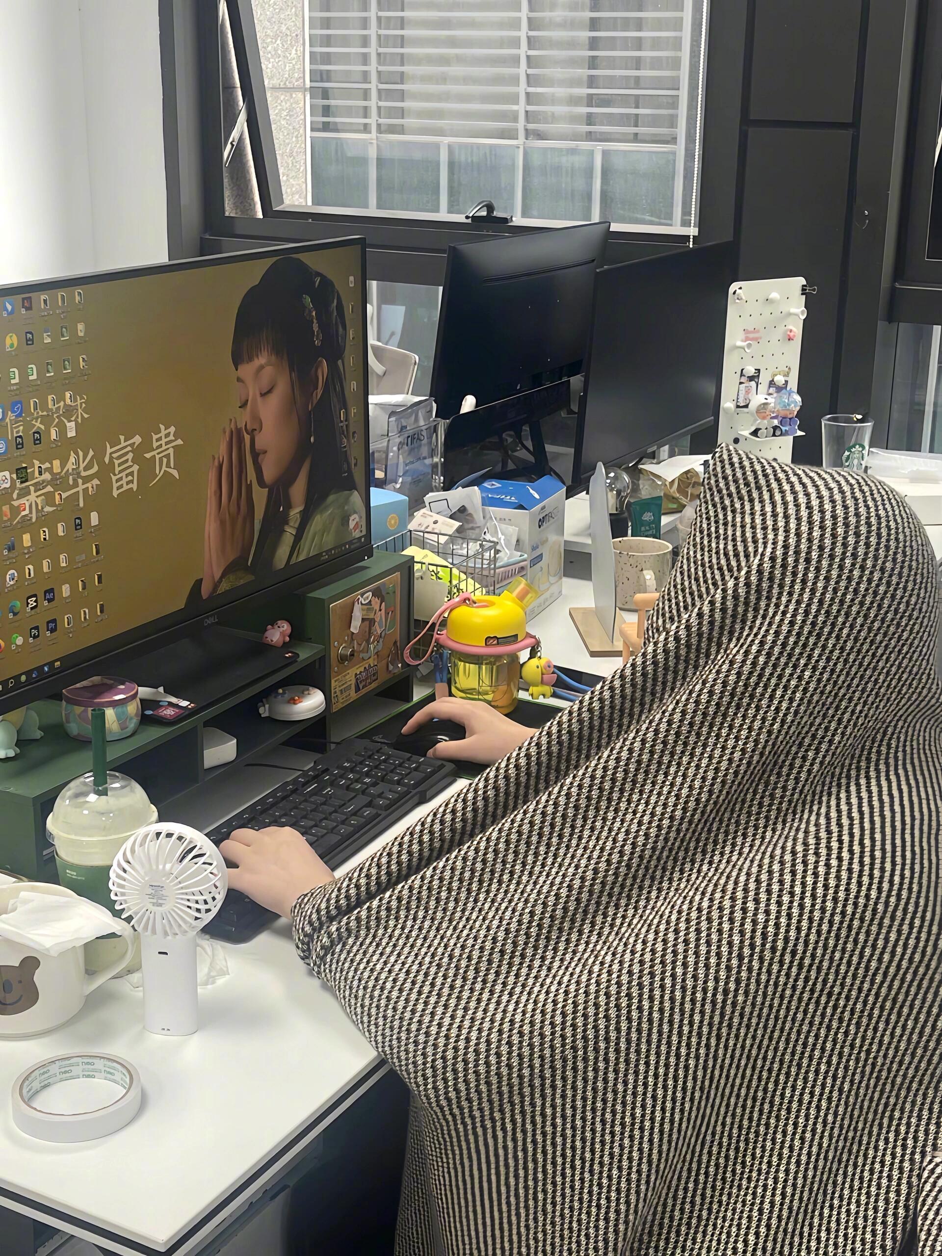 同事说迟早冻死在公司哈哈哈哈🤣外面热的不行公司瑟瑟发抖🥶裹得严严实实再喝