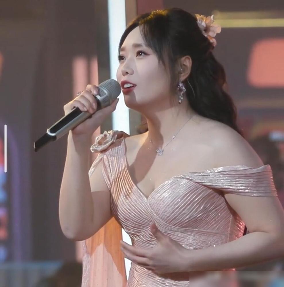 别再夸李雪琴全能了，影视圈的老炮早就把她看穿了。你把她和梅婷、田雨放一个框