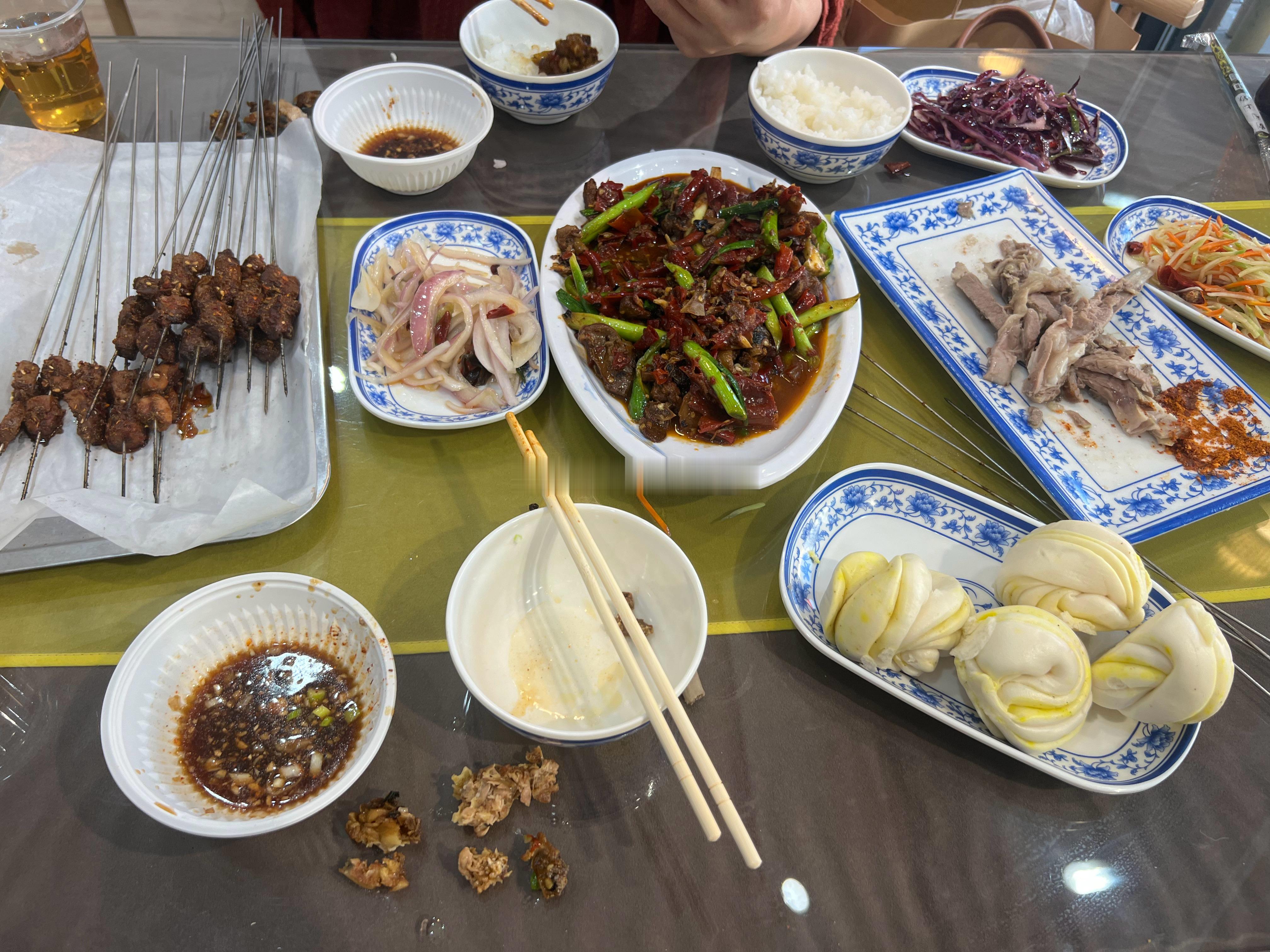 顿顿手抓羊肉、牛肉，一点也不觉得腻…巴适，新鲜，牛羊肉味重，关键是真便宜！机票