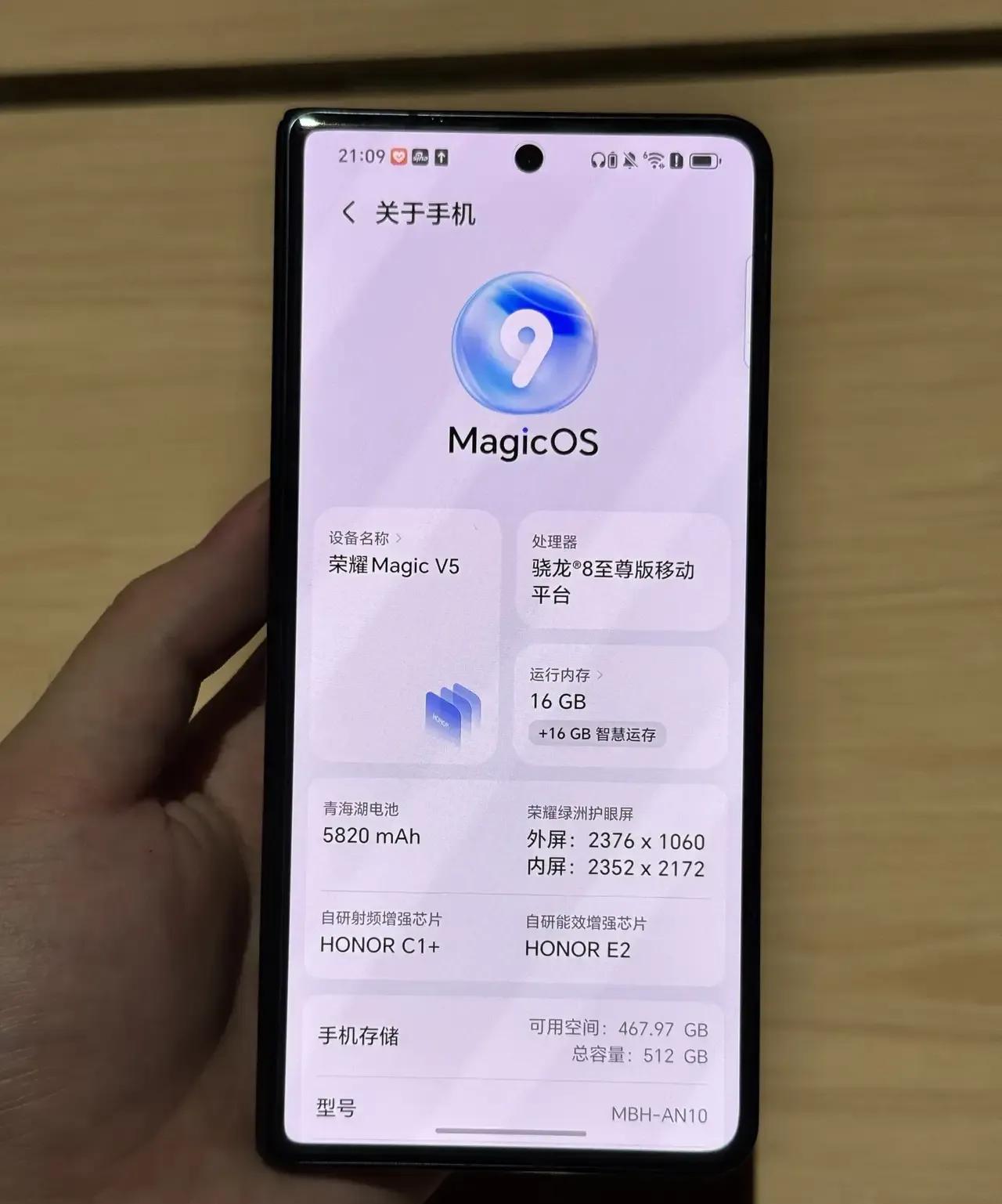 上手第一秒：**“这真是折叠屏？！”****灵魂三连问：**荣耀Ma