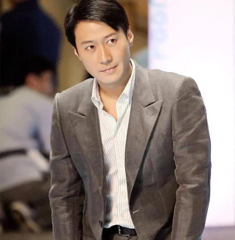 当年的四大天王，很多人最喜欢的是刘德华，帅气、能唱歌还能演戏，而且社会面关键节点