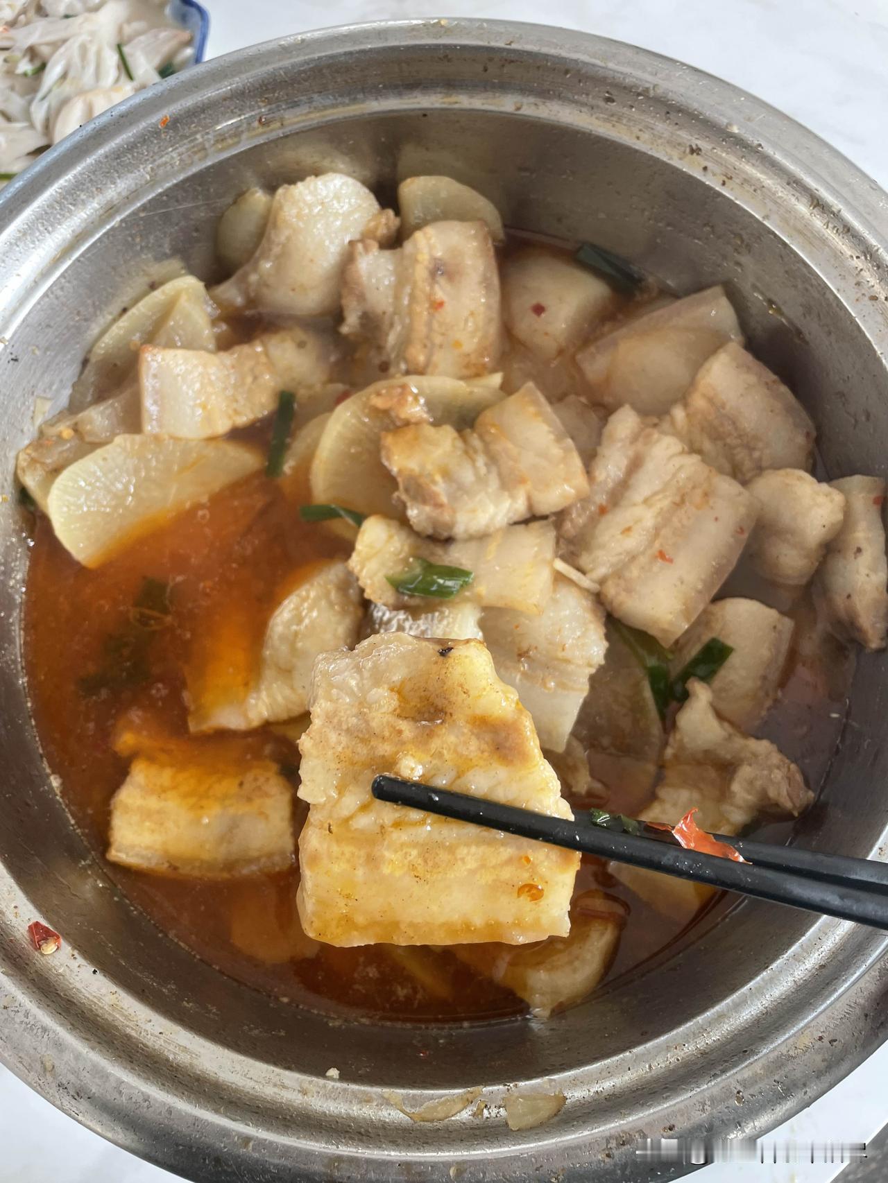 感觉我们工厂食堂新来的做饭阿姨，思想还停留在上世纪80年代吧？工厂食堂前两天