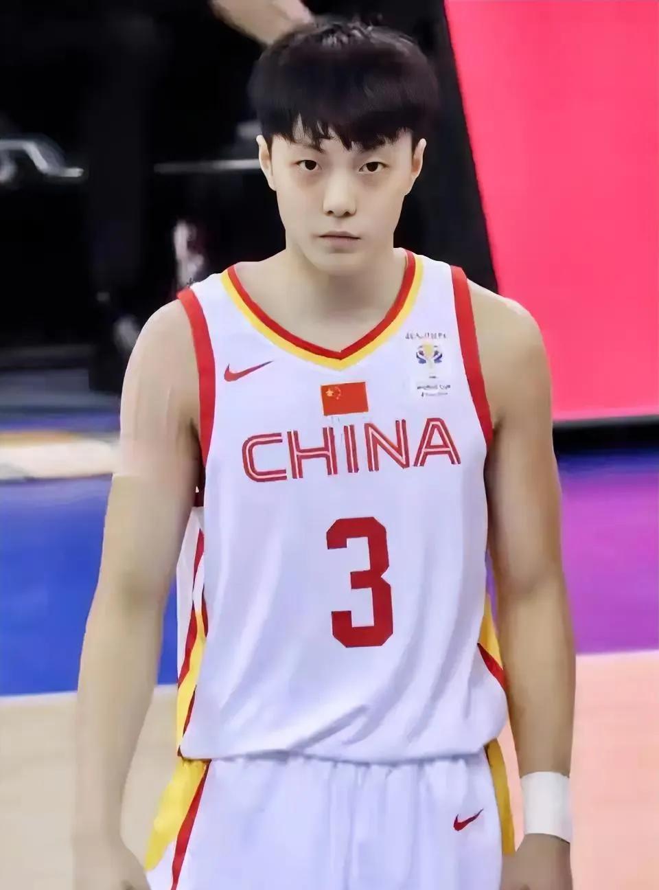 胡明轩意难平，徐杰太悲催了！男篮热身赛，中国男篮77-49大胜委内瑞拉，此役广