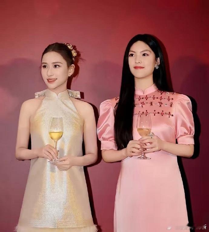 李湘晒出女儿和何超莲的合影，小姑娘越来越漂亮了！可能是因为平时打扮的比较成熟吧，