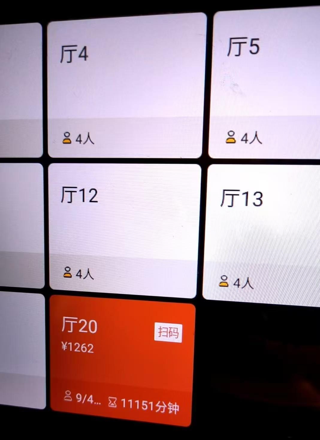 近日，重庆九龙坡区一家餐馆发生10人聚餐后9人离开，仅剩张先生拒付1262元餐费