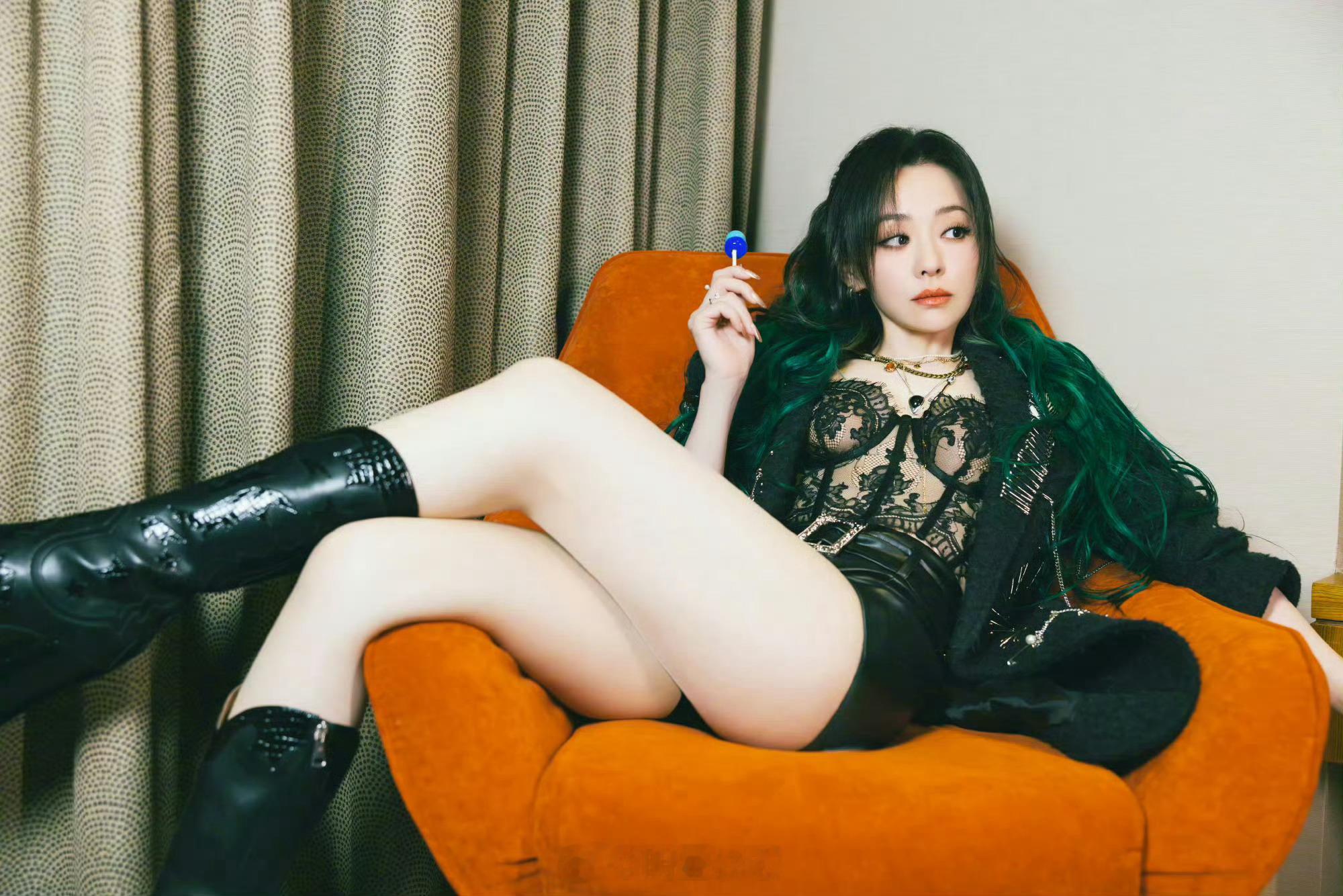 张靓颖腿好白啊​​​