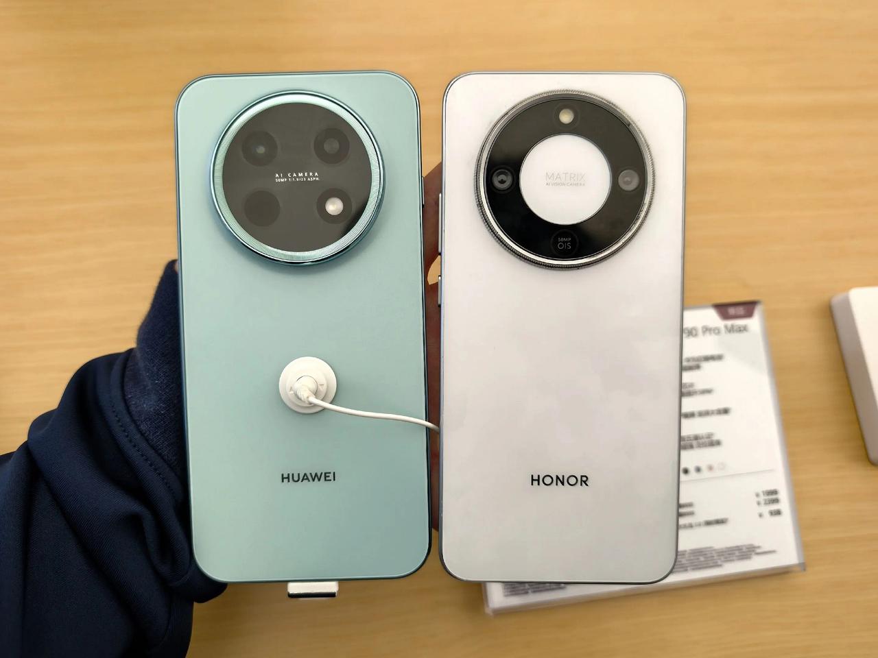 左边是1699元的华为畅享90ProMax，右边是1699元的荣耀X70，同