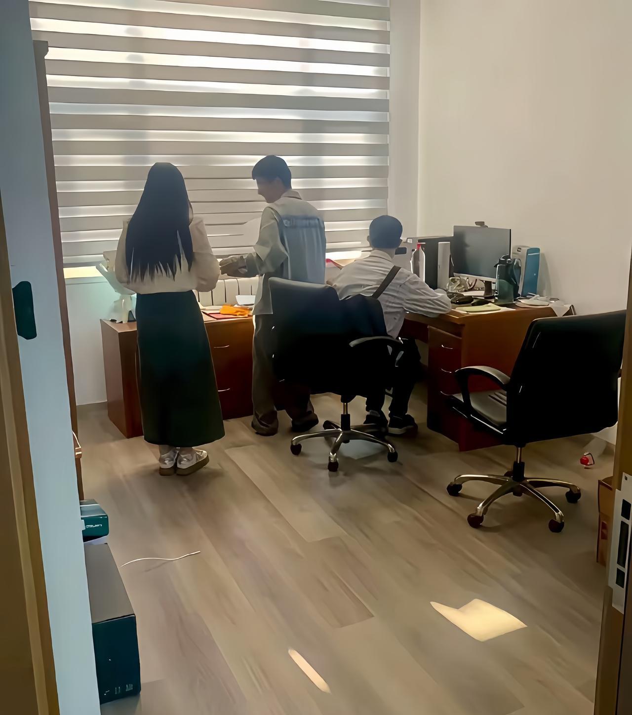 韦东奕坐在办公室里，是背对着大门的，确实很独立思考的样子。韦东奕就算“摸鱼”，