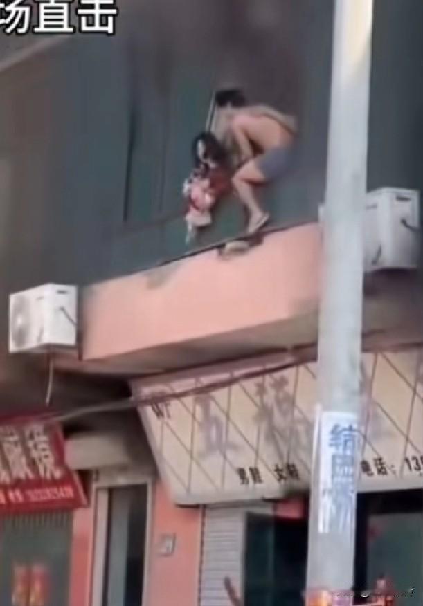 一场大火一家人被困二楼，小孩没跳大人先跳下来，接的人不给力啊，闹个毯子形同虚设