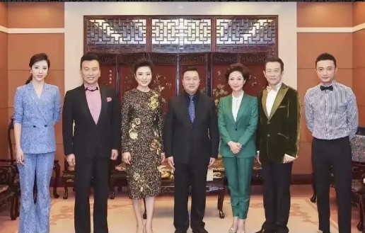 这张主持人的合影里，最喜欢的是左边的李思思，比周涛、海霞好看。李思思真的是很可惜