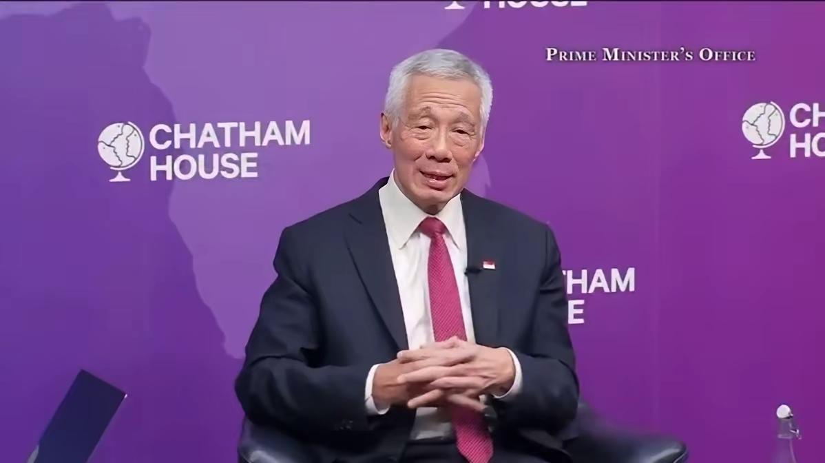 新加坡政客这段时间到处拿中国说事,受什么刺激了?10月28日,李显龙在英国皇家国