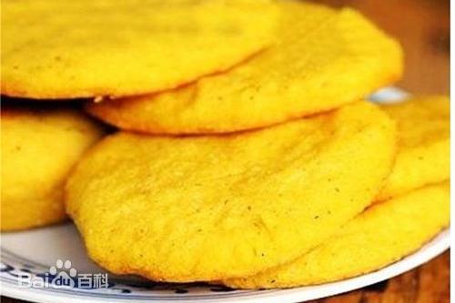 又到了喝白菜汤吃大饼子的季节了。进入冬天，在七八十年代，我们的主要食粮就是棒子面