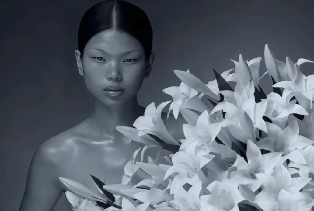 1999年，18岁满脸雀斑的吕燕去面试模特，一个男人却对着她说：“你真漂亮，真