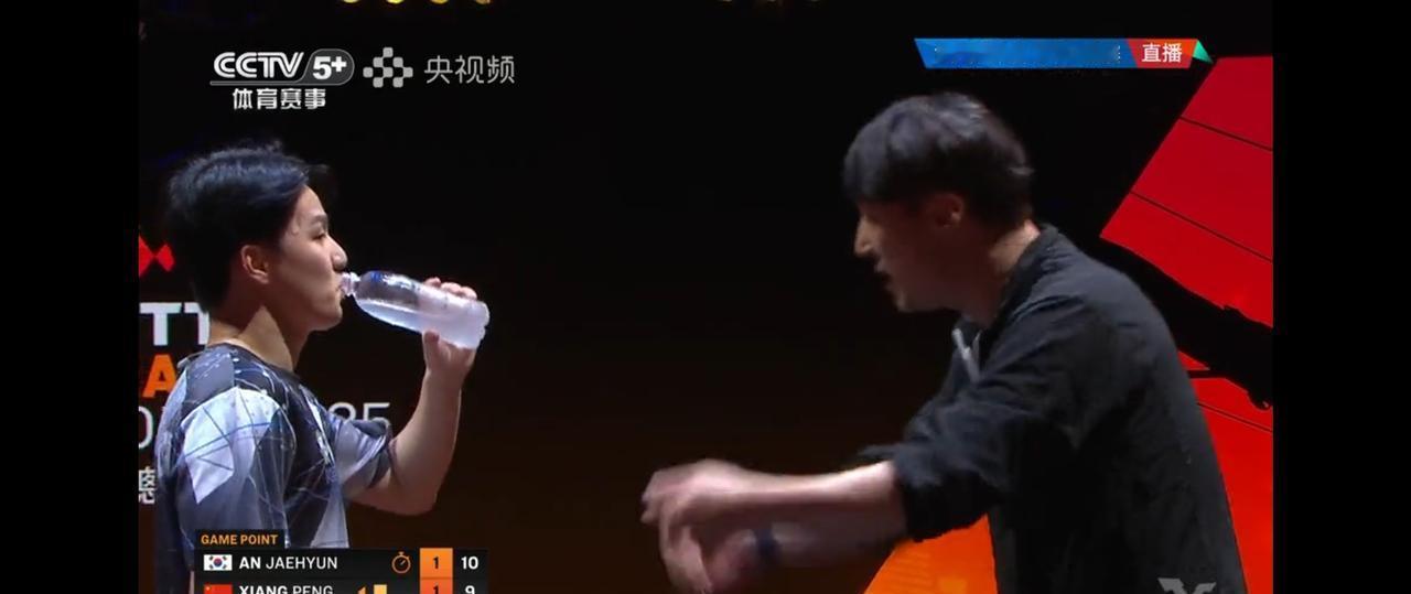 安宰贤刚想压向鹏反手——突然一道白光擦网而过，直接得分！这可是他三个月前被对手