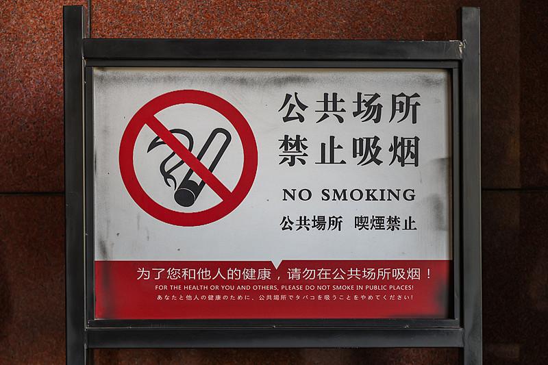 第一，高铁站台为什么必须禁烟？高铁站台虽然看上去是“露天”或“半封闭”空间，