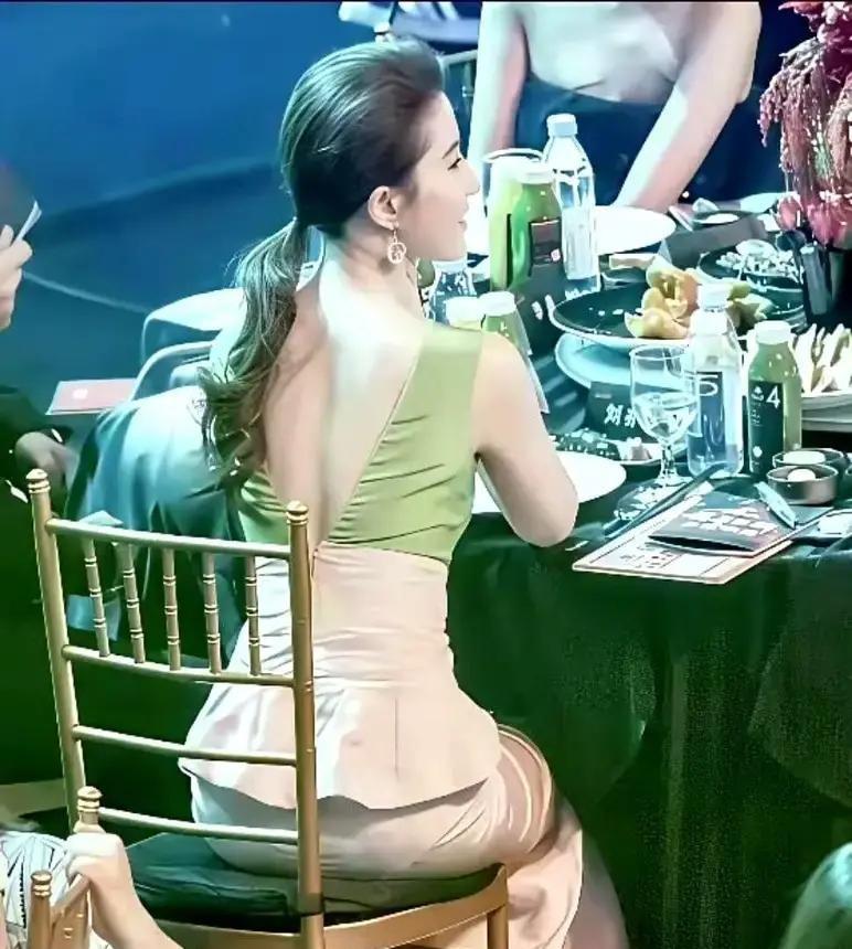 刘亦菲那顶15万的假发，可能是她今年最省的一笔钱。你看到的古装美人发量惊人，背