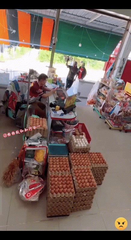 国外劫匪被成功反杀一幕…三名毛贼进店打劫，还没反应过来，直接噶了……