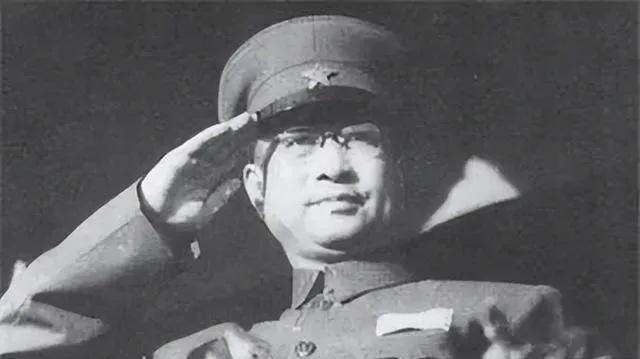 1955年授衔的时候，陈赓心里其实挺没底的，他战功显赫，却卡在了一个硬杠杠上：红