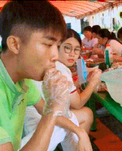爆笑GIF: 妹子, 没事逗猪干嘛呢?