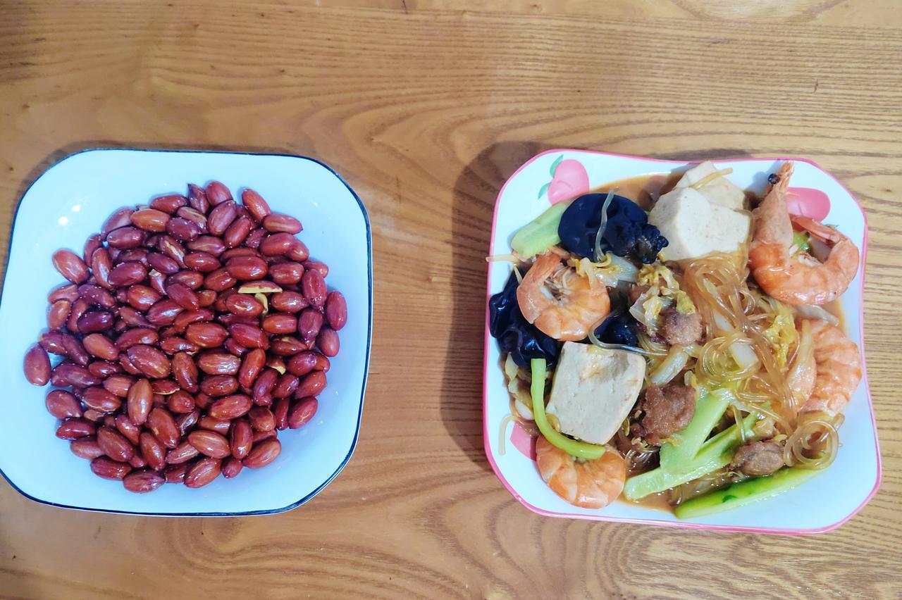 昨天难得一个大青天。早饭还是老样子：稀饭、馒头，鸡蛋、羊奶。突然想起来家里好