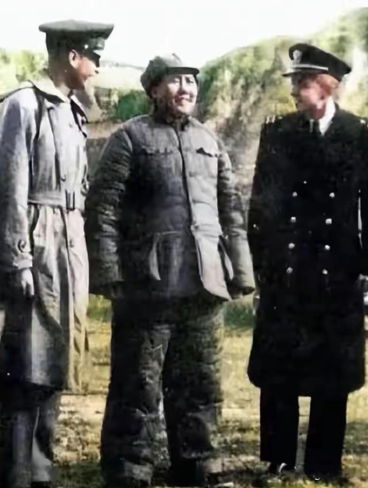 这张合影拍摄于40年代！毛主席在延安接待外宾的真实场景，看外宾一身崭新的军装