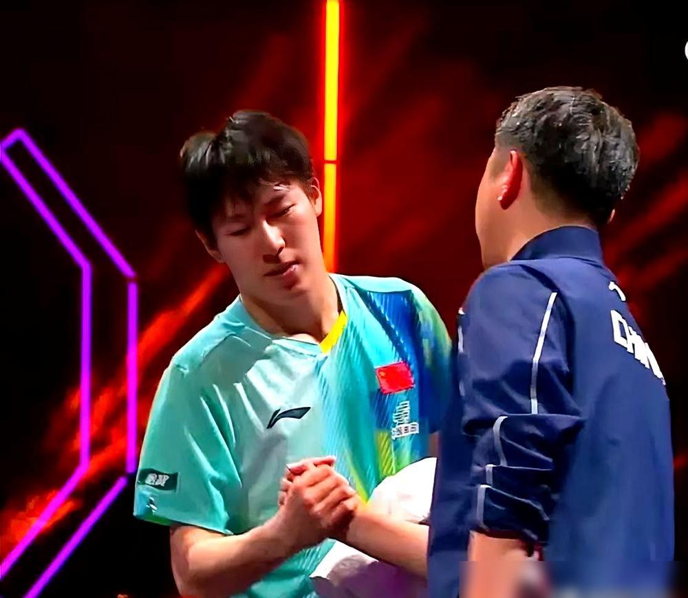 法国冠军赢了球，却说出一句让国乒教练组后背发凉的话。他没说咱们19岁小将温