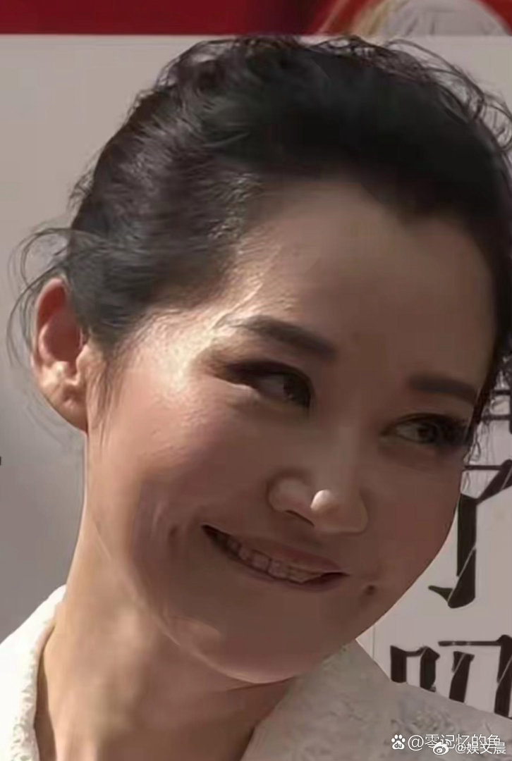 56岁许晴无美颜无滤镜状态也太绝了！皮肤状态紧致抗打，气质依旧妩媚动人，岁月完全