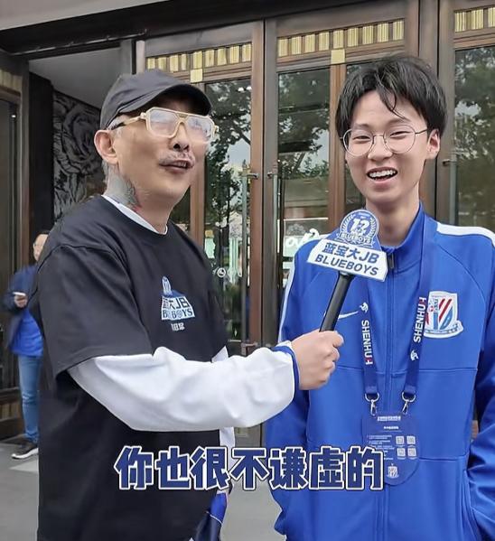 上海申花的蓝宝球迷会进行了一个调查，来看下申花球迷对保花杯的称号是怎么来看的？可