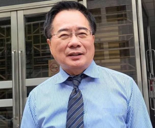 蔡正元入监服刑，“馆长”到场送拥抱，柯文哲喊话：朋友保重！