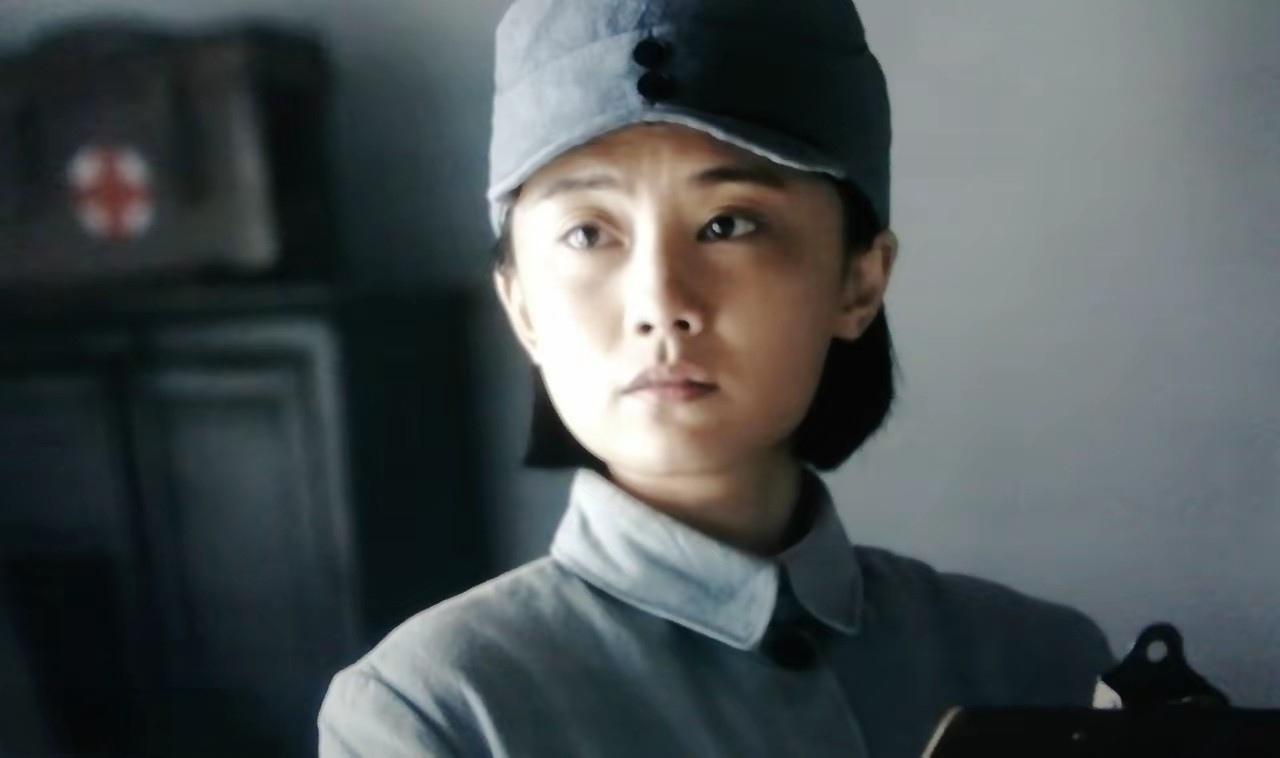 追剧《九个弹孔》剧里多处描写了战火纷飞年代的爱情、男女之情，有李智信和邓向群之间